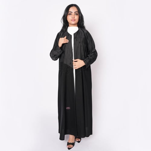 عباية سوداء بتصميم ملكي ونقش يدوي بالخرز