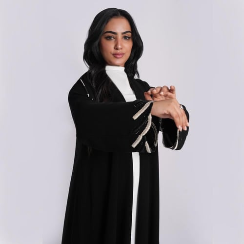 عباية سوداء تطريز اسود مع بيج على الكم