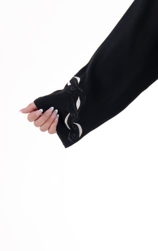 عباية سوداء بتطريز يدوي متداخل فاخر بالأسود والفضي