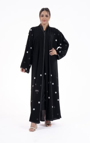 عباية سوداء عملية مطرزة بنقشات وردية متناثرة