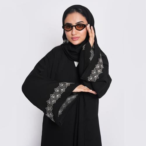 عباية سوداء أنيقة بتطريز ناعم على الأكمام باللون ا...