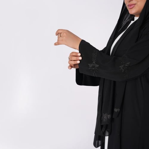 عباية سوداء بتطريز يدوي فالأكمام والامام مع كرستال