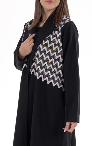 عباية سوداء بليزر بتطريز موجي ملوّن بقماش منمّت فا...