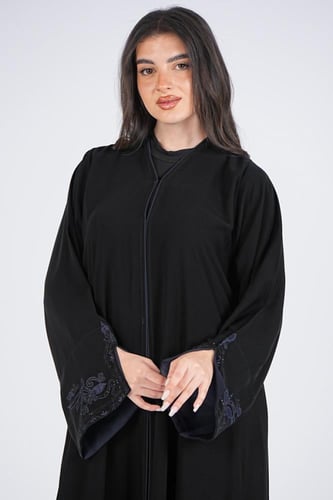 عباية سوداء بتطريز ازرق ناعم على الاكمام