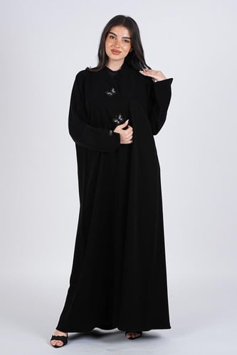 عباية سوداء بتفاصيل فراشات أنيقة