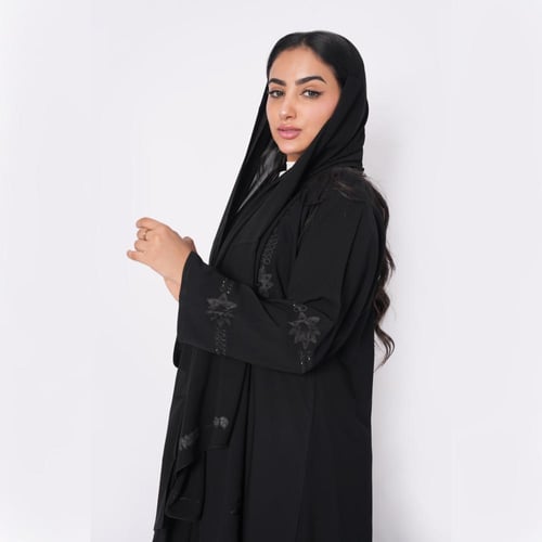 عباية سوداء بتطريز يدوي فالأكمام والامام مع كرستال