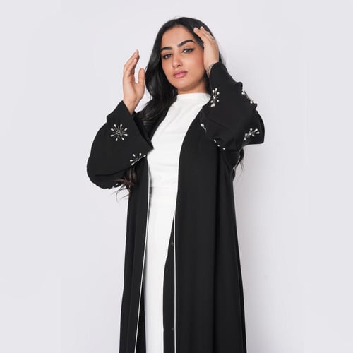 عباية سوداء بكرستالات لؤلؤ بيضاء نقش يدوي
