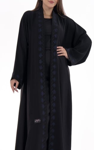 عباية سوداء بتطريز أزرق ناعم على الواجهة