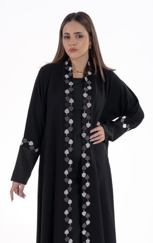 عباية سوداء كلاسيكية بتطريز أوراق بألوان هادئة