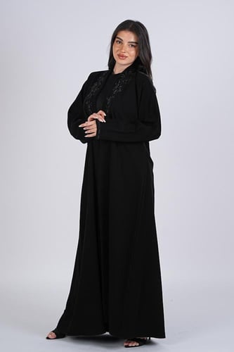 عباية سوداء بتطريز فاخر على الصدر والاكمام