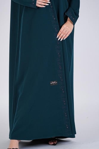 عباية بلون اخضر بترولي بتطريز طولي على الواجهة وال...