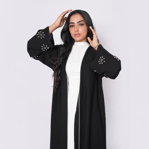عباية سوداء بكرستالات لؤلؤ بيضاء نقش يدوي