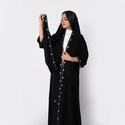 عباية سوداء بخياطة يدوية باللون الابيض نص كلوش