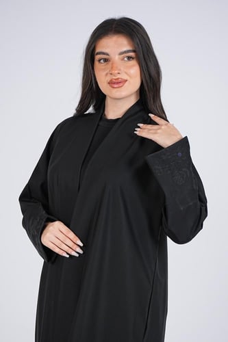 عباية سوداء بتطريز على الاكمام