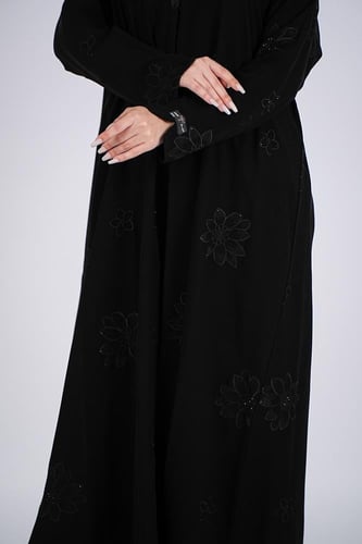 عباية سوداء بتطريز ورود متناثرة على كامل العباية م...