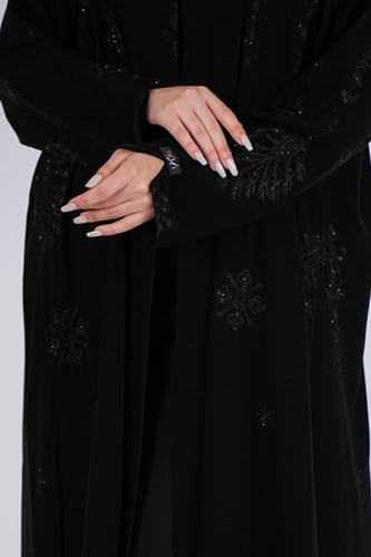 عباية سوداء بتطريز هندسي مع شك على الواجهة ومن الخ...