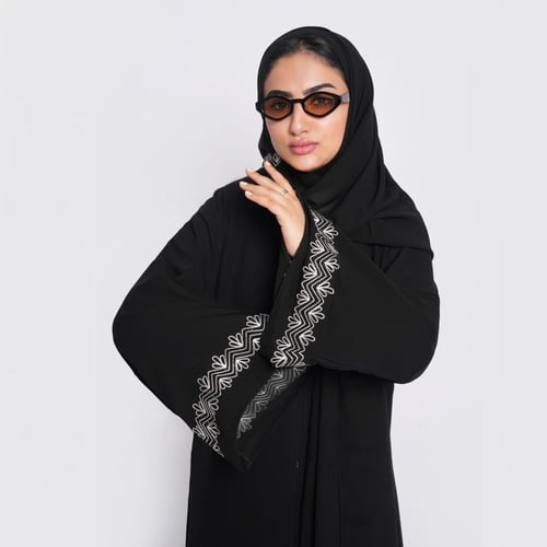عباية سوداء أنيقة بتطريز ناعم على الأكمام باللون ا...