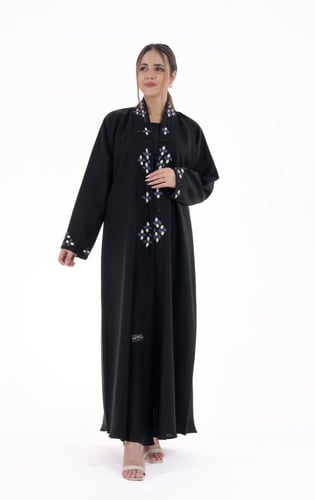 عباية سوداء أنيقة بتطريز يدوي باللونين الازرق والا...