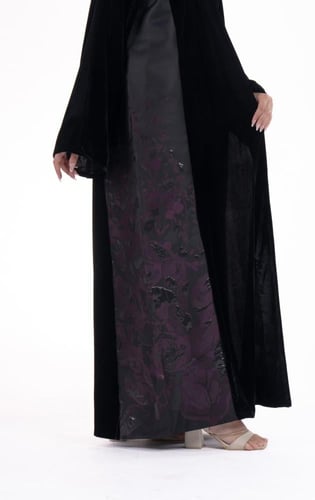 عباية مخمل نص كلوش بتطريز جانبي زهري فاخر