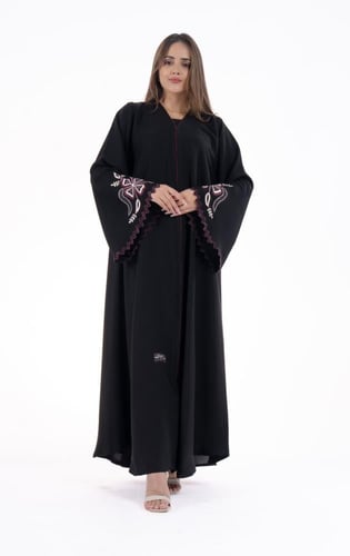 عباية سوداء بخط طويل باللون الموف وتطريز مميز على...