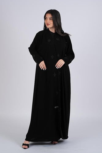 عباية سوداء بتطريز ناعم علي الواجهة والأكمام
