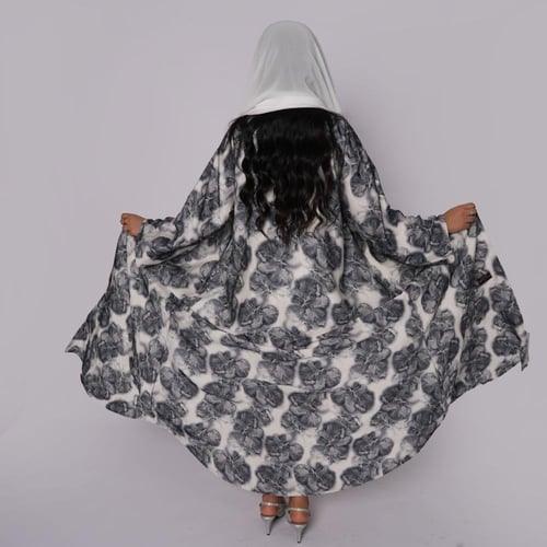 عباية بيضاء بنقش رمادي بقماش حرير