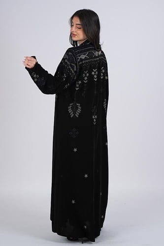 عباية سوداء بتطريز بلون الازرق والذهبي