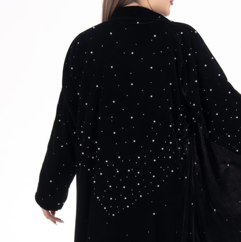 عباية شتوية سوداء بقماش قطيفة باللؤلؤ الابيض