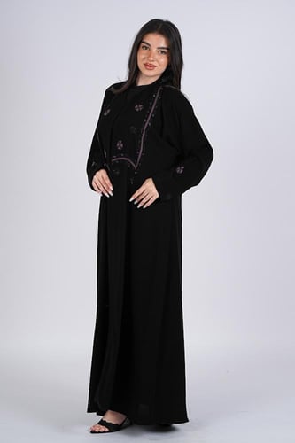عباية سوداء بتطريز وردي على الواجهة والاكمام