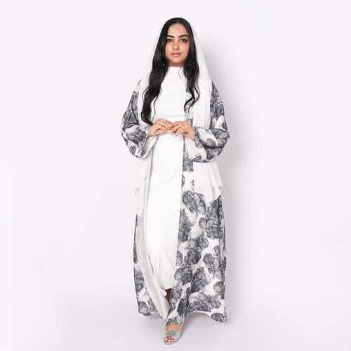 عباية بيضاء بنقش رمادي بقماش حرير