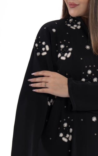 عباية سوداء بتطريز خرزي من الأبيض على كامل الواجهة