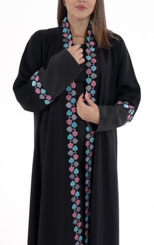 عباية سوداء كلاسيكية بتطريز أوراق بألوان هادئة
