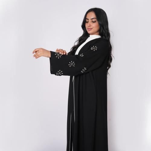 عباية سوداء بكرستالات لؤلؤ بيضاء نقش يدوي