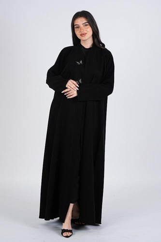 عباية سوداء بتفاصيل فراشات أنيقة