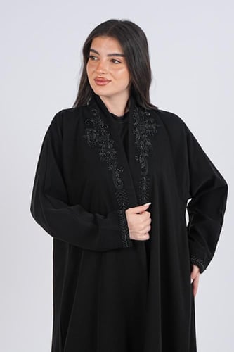عباية سوداء بتطريز فاخر على الصدر والاكمام
