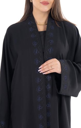 عباية سوداء بتطريز أزرق ناعم على الواجهة