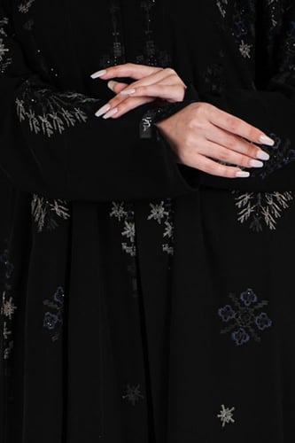 عباية سوداء بتطريز بلون الازرق والذهبي