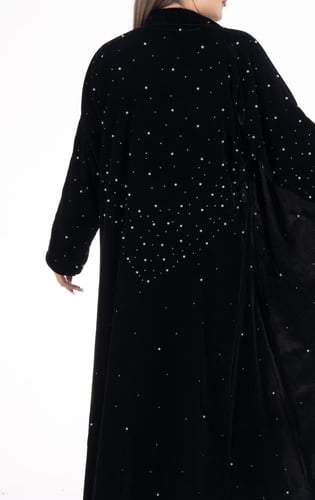 عباية شتوية سوداء بقماش قطيفة باللؤلؤ الابيض