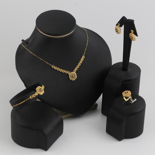 طقم ذهب بتصميم سداسي مزخرف - عيار 21