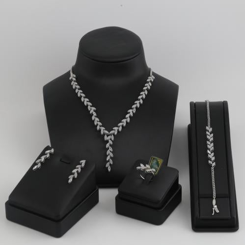 طقم ذهب ابيض بتصميم غصن زيتون - عيار 18