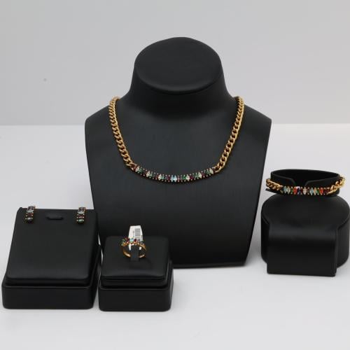 طقم ذهب جنزير مع فصوص معينة ملونة - عيار 21