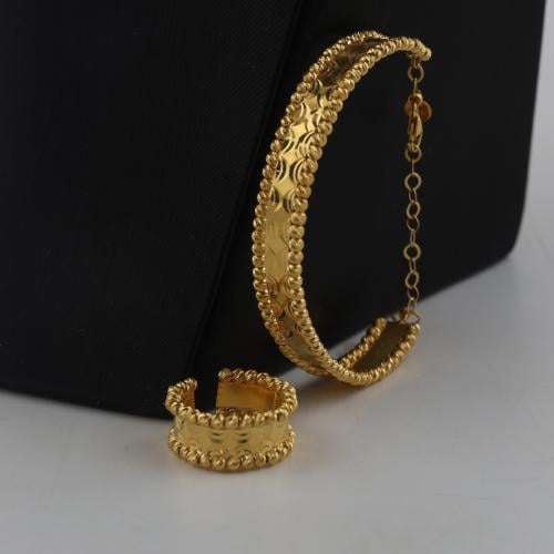 اسوارة و خاتم ذهب بنقش مموج بأطراف كرات - عيار 21