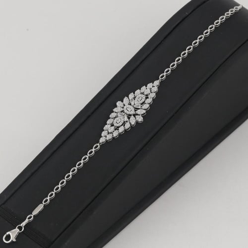 طقم ذهب ابيض بتصميم كريستال معين - عيار 18