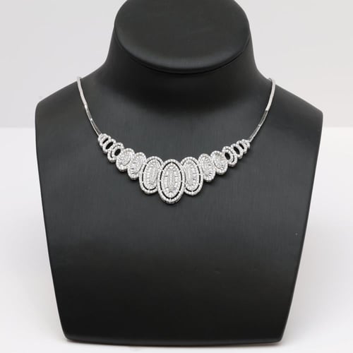 طقم ذهب ابيض بتصميم بيضاوي متداخل لماع - عيار 18