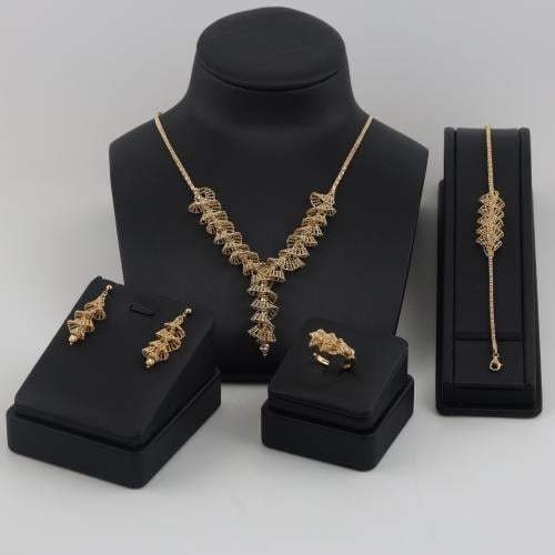 طقم ذهب بتصميم ياباني ملفت - عيار 21