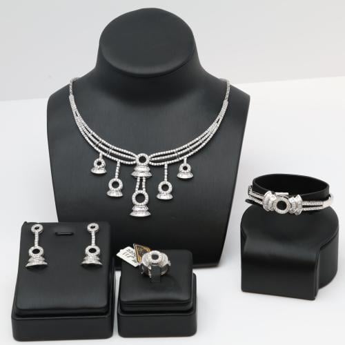 طقم ذهب ابيض ناعم مع دلايات دائرية مميزة - عيار 18