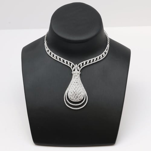 طقم ذهب ابيض بتصميم كريستال قطرة الندى - عيار 18