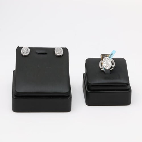 طقم ذهب ابيض بتصميم بيضاوي متداخل لماع - عيار 18