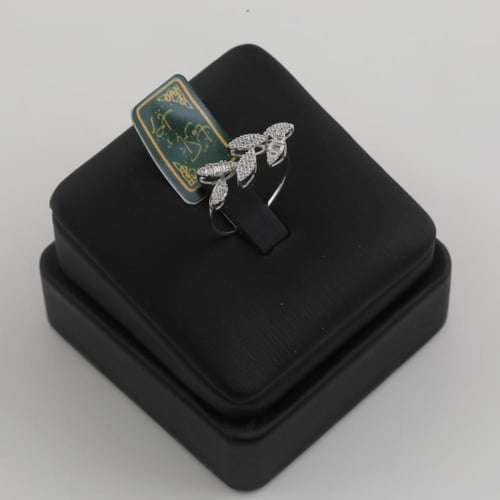 طقم ذهب ابيض بتصميم غصن زيتون - عيار 18