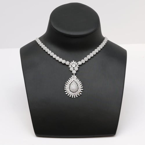 طقم ذهب ابيض مع دلاية دمعة مميزة - عيار 18